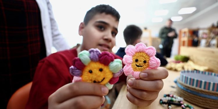 Düzce’de otizmli öğrenciler, depremzede çocuklara ve annelerine özel hediyeler hazırlıyor