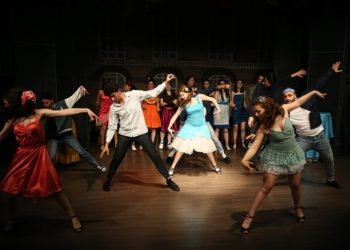 Gönül Dağı’nın “Ağıtçı Hüseyin”i Bodrum’da gençlere tiyatro eğitimi veriyor