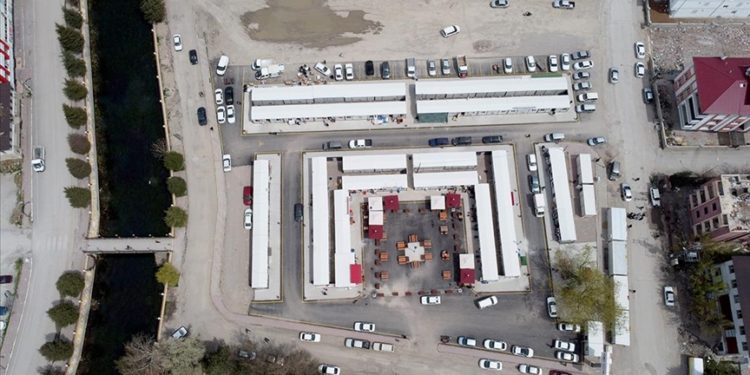 Elbistan’da esnaf konteyner çarşılarda bayrama hazırlanıyor