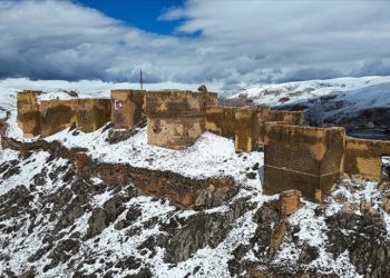 Bayburt Kalesi ilkbaharda karla kaplandı