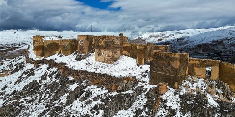 Bayburt Kalesi ilkbaharda karla kaplandı