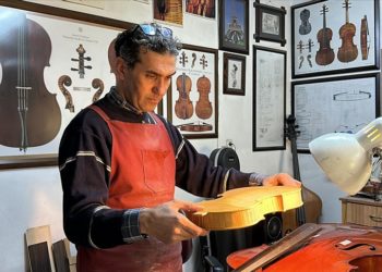 Ödüllü keman ustası, Almanya’da katılacağı sergi için mesaisini sürdürüyor