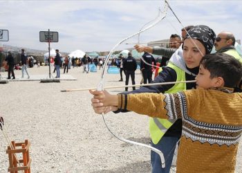 Dünya Etnospor Konfederasyonu depremzede çocuklara geleneksel oyunları öğretiyor