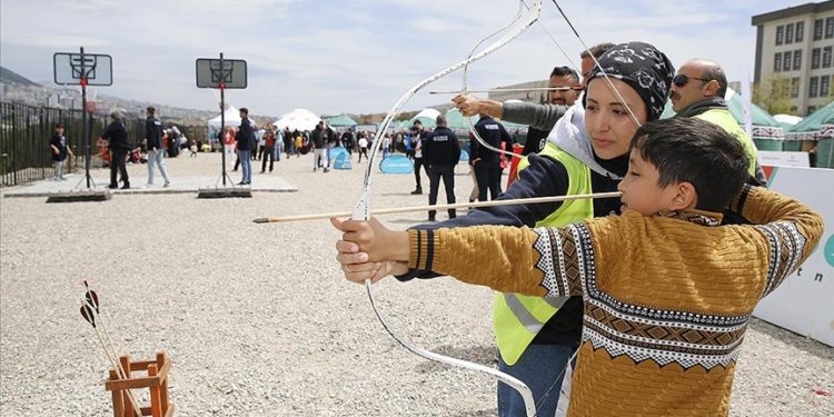Dünya Etnospor Konfederasyonu depremzede çocuklara geleneksel oyunları öğretiyor
