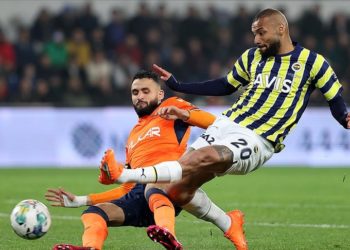 Fenerbahçe şampiyonluk yarışına son dakikalarda tutundu
