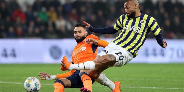 Fenerbahçe şampiyonluk yarışına son dakikalarda tutundu
