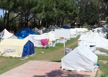 Yazlıkçıların kamp merkezi depremzedelerin yeni yuvası oldu