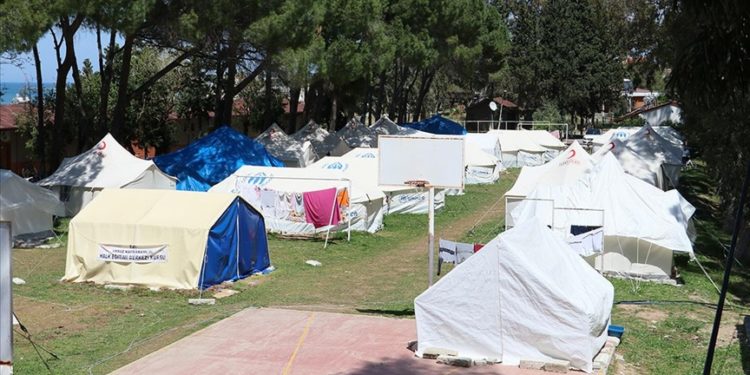 Yazlıkçıların kamp merkezi depremzedelerin yeni yuvası oldu