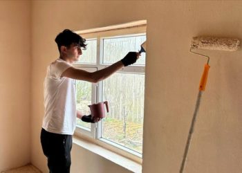 Usta öğretici ve öğrenciler Şemdinli'deki köy okulunu onardı