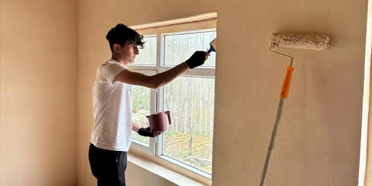 Usta öğretici ve öğrenciler Şemdinli'deki köy okulunu onardı