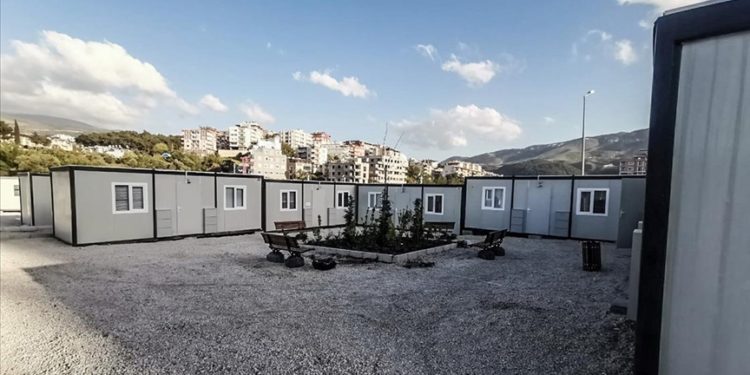 Hatay’da depremzedeler için 100 konteynerlik basketbol köyü kuruldu