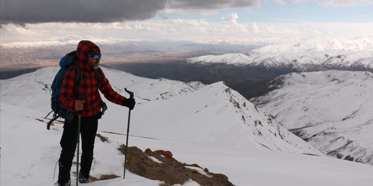 Van'da dağcılar Mengene Dağı'na tırmandı