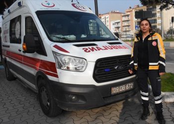 Ambulansla hayat kurtaran Erşen, boş zamanlarını tiyatro ve kick boksla değerlendiriyor