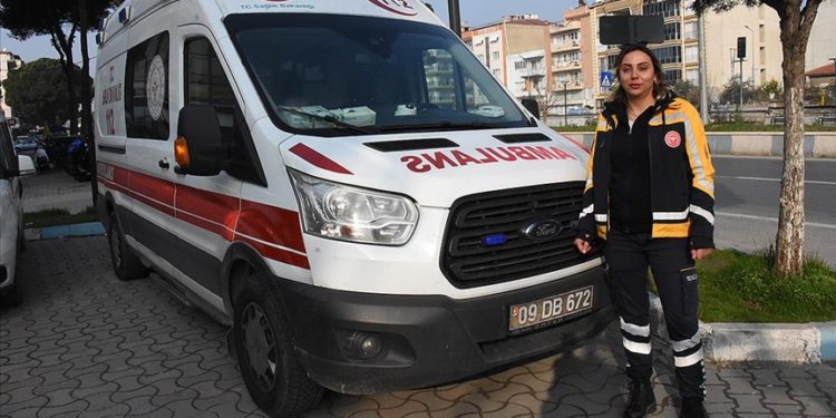 Ambulansla hayat kurtaran Erşen, boş zamanlarını tiyatro ve kick boksla değerlendiriyor