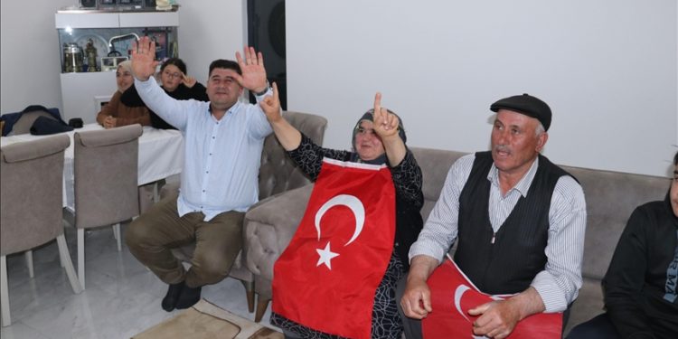 Avrupa şampiyonluğunu 12. kez kazanan Rıza Kayaalp'in ailesi duygularını anlattı