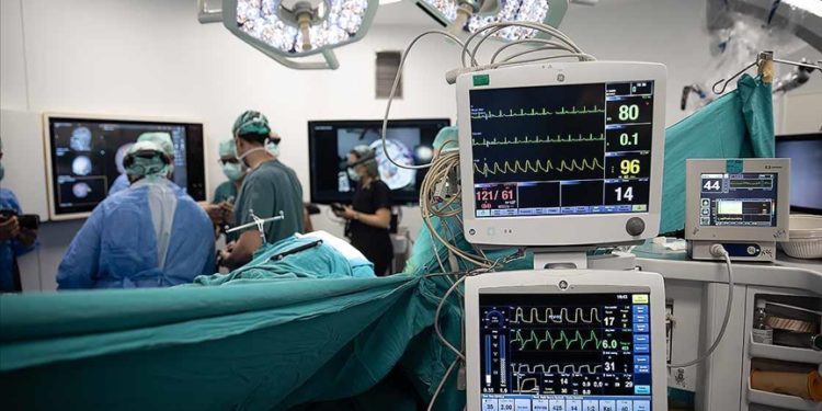 Türk cerrahlar, “metaverse” destekli beyin ameliyatlarında önemli başarılar kazandı