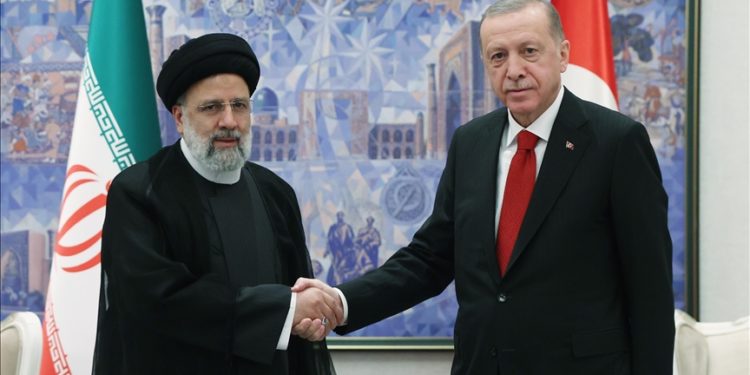 Cumhurbaşkanı Erdoğan, İran Cumhurbaşkanı Reisi ile telefonda görüştü