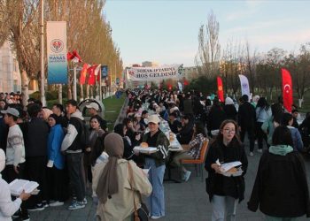 Kırgızistan'da yaklaşık 3 bin kişinin katılımıyla sokak iftarı düzenledi