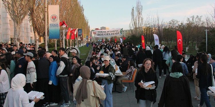 Kırgızistan'da yaklaşık 3 bin kişinin katılımıyla sokak iftarı düzenledi