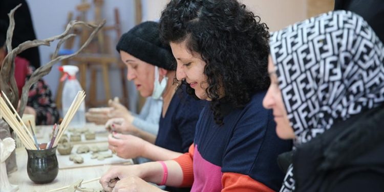 Kanser hastası kadınlar, umutlarını seramik objelere taşıdı