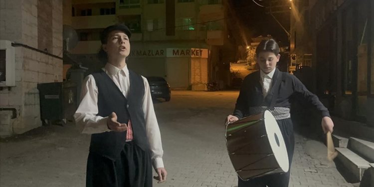 Yalova'da ramazan davulcusu lise öğrencileri köylüleri sahura kaldırıyor