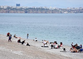 Antalya sahillerinde güneşli hava yoğunluğu