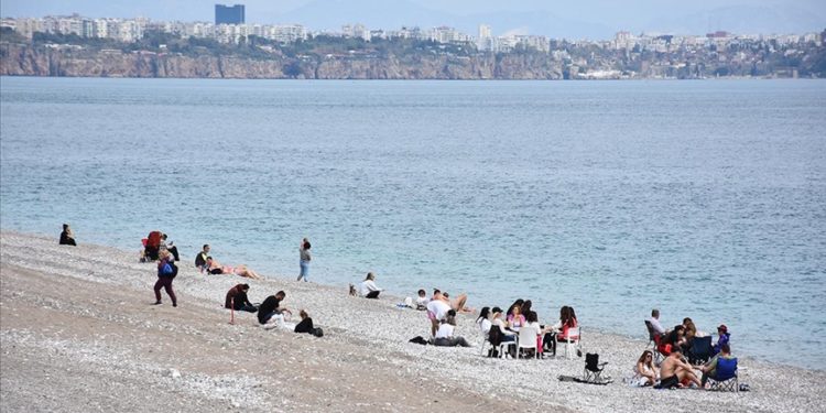 Antalya sahillerinde güneşli hava yoğunluğu