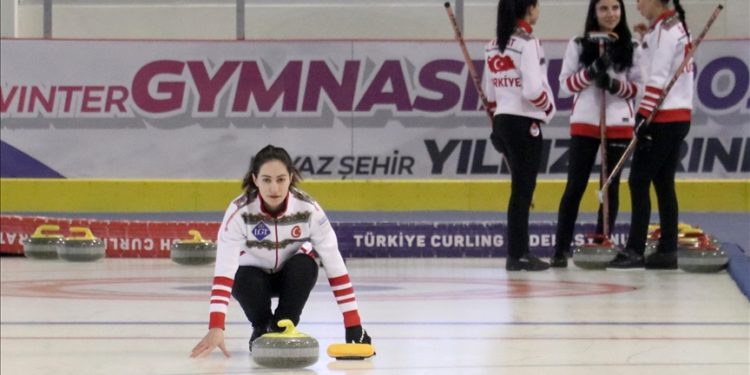 Dünya Kadınlar Curling Şampiyonası’nda ilk 8’e giren milli curlingciler, olimpiyatlara odaklandı