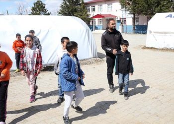 Depremin vurduğu Göksun’un kırsal mahallesinde çocukları okul heyecanı sardı