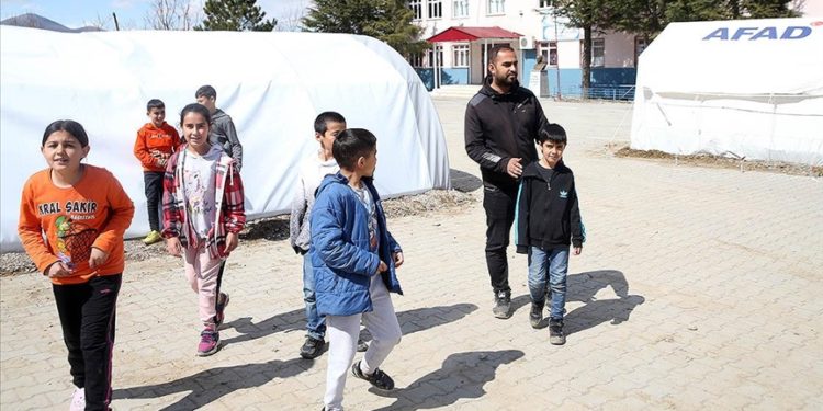Depremin vurduğu Göksun’un kırsal mahallesinde çocukları okul heyecanı sardı