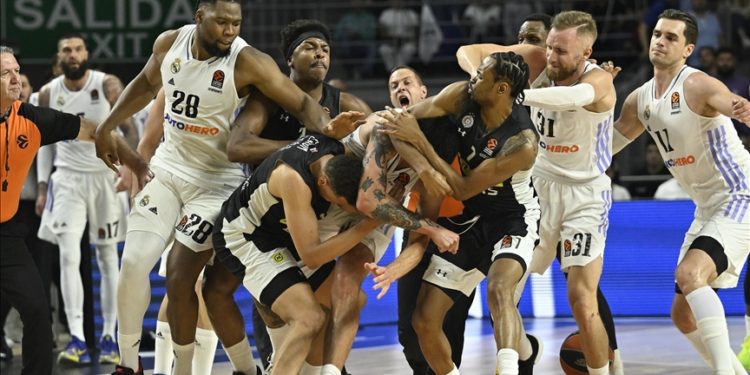 Real Madrid-Partizan maçında çıkan olaylar nedeniyle hakemler maçı erken bitirdi