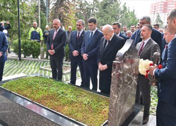 MHP Genel Başkanı Bahçeli, Alparslan Türkeş'in kabrini ziyaret etti