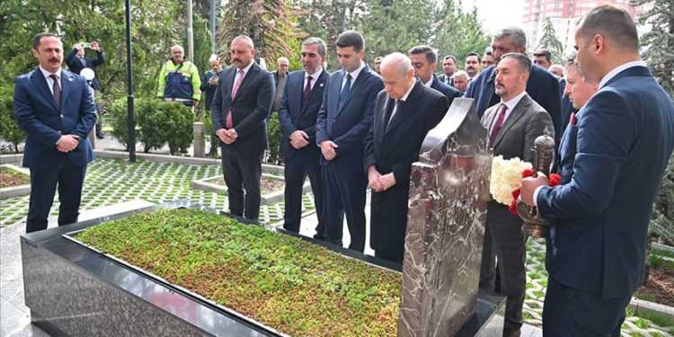 MHP Genel Başkanı Bahçeli, Alparslan Türkeş'in kabrini ziyaret etti