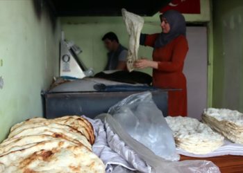 Iğdırlı kadınların tandır başında zorlu lavaş üretim mesaisi