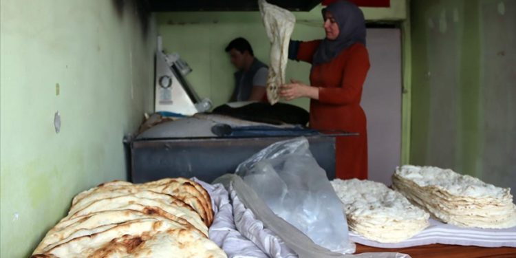 Iğdırlı kadınların tandır başında zorlu lavaş üretim mesaisi