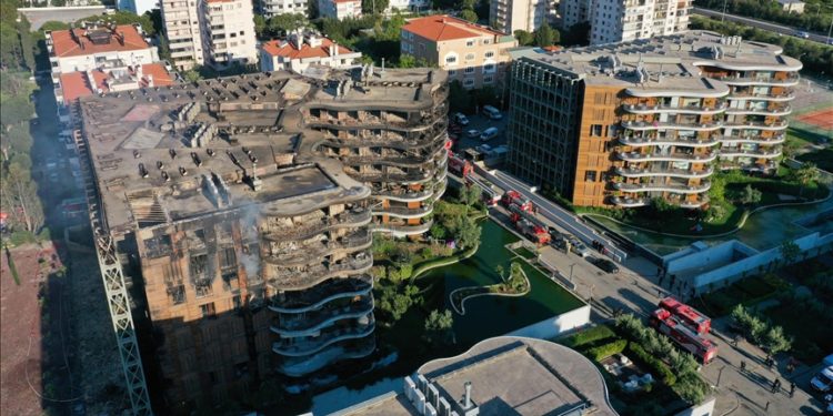 İzmir'de sitede çıkan yangınla ilgili deliller toplanacak