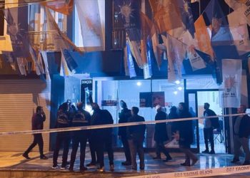 İstanbul'da AK Parti seçim irtibat bürosu önünde silahla ateş açıldı