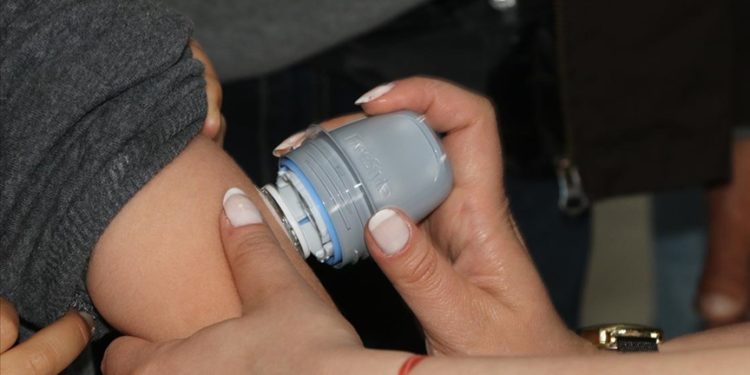 Deprem bölgesindeki diyabet hastası çocuk ve gençlere glikoz ölçüm cihazı veriliyor