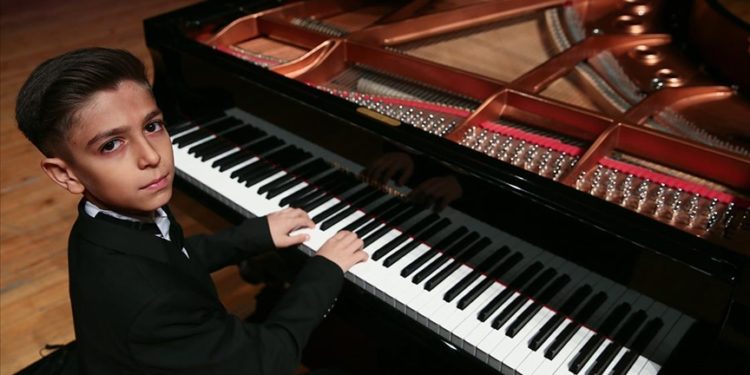 Piyanonun 11 yaşındaki Türk yeteneği Uluslararası Mozart Yarışması’nda birincilik kazandı