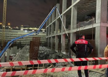 Avcılar'da inşaat alanında çökme oldu, 5 işçi göçük altında kaldı