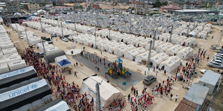 Kocaeli Büyükşehir Belediyesi, Defne’de depremzede çocuklar için bayram eğlencesi düzenledi