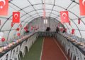 Büyüklere moral çocuklara neşe olsun diye iftar çadırı bayrak ve balonlarla süsleniyor