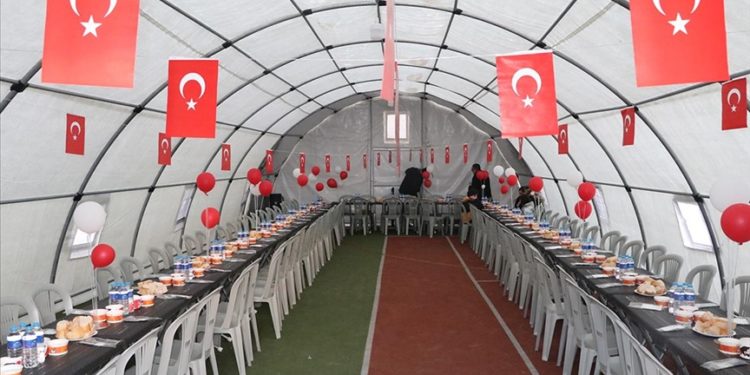 Büyüklere moral çocuklara neşe olsun diye iftar çadırı bayrak ve balonlarla süsleniyor