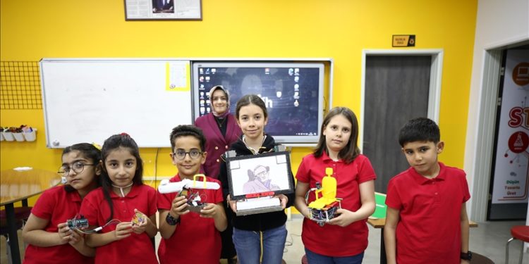 Öğrencileriyle ALS hastaları için geliştirdiği projeyle TEKNOFEST’te yarışacak