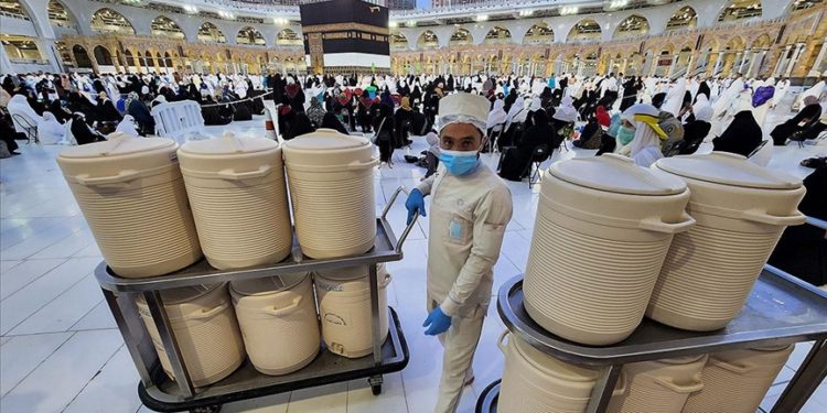 Ramazan ayı boyunca, zemzem suyunda günlük yaklaşık 300 test yapılıyor