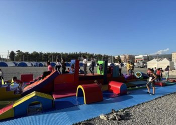 Hatay’daki çadır kentte çocuklar için cimnastik parkuru kuruldu