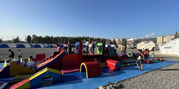 Hatay’daki çadır kentte çocuklar için cimnastik parkuru kuruldu