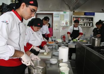 Uygulama otelinde hem eğitim aldılar hem de 17 milyon lira ciro sağladılar