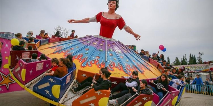 Taraftar grubu UltrAslan, Kahramanmaraş’ta lunaparkı faaliyete geçirip çocukları güldürdü