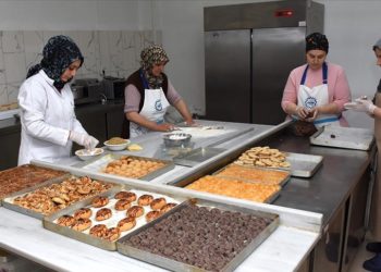 Malatya'nın depremzede kadınları kooperatif çatısında yeniden üretime başladı